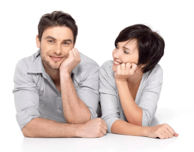 Homem e mulher satisfeitos após um curso de tratamento de prostatite com cápsulas de Prostamin