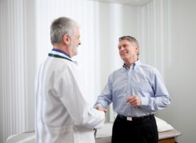 médico e paciente satisfeito com prostatite curada