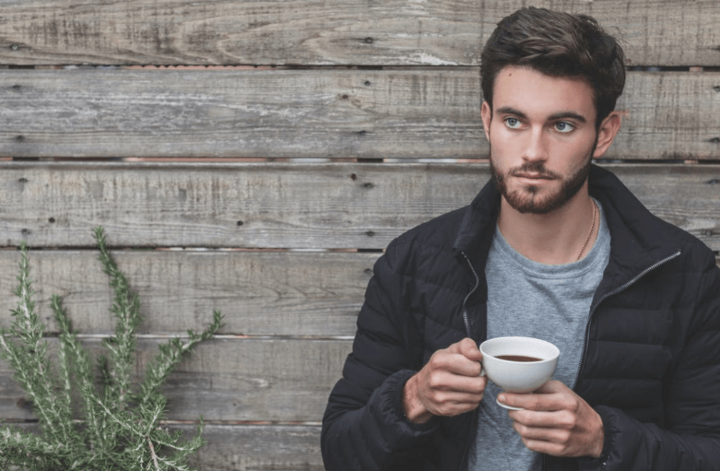 homem bebendo chá para prevenir a prostatite