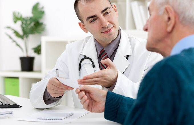 médico prescreve medicamentos para prostatite