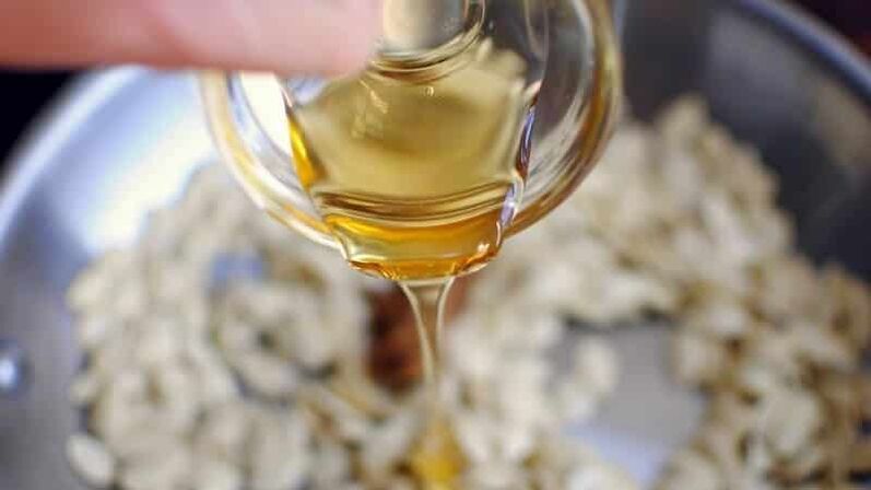 O mel duplica o efeito curativo das sementes de abóbora, aliviando os sintomas da prostatite