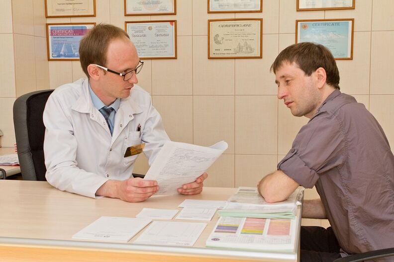 Prostatite do paciente na recepção de um especialista