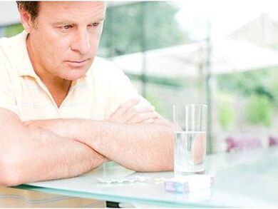 Um homem idoso está sendo tratado de prostatite